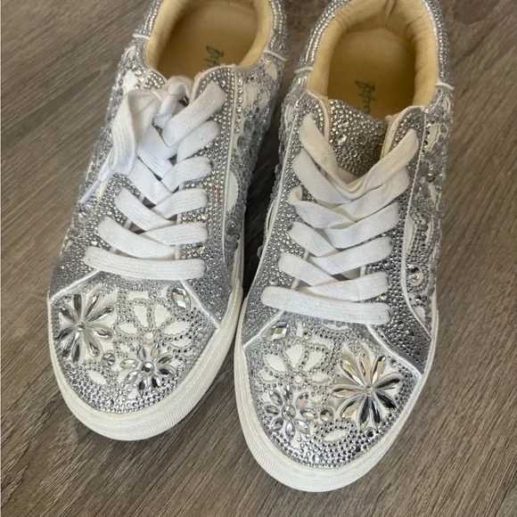 Betsy Johnson Reilly White embellished - Picture 9 of 13